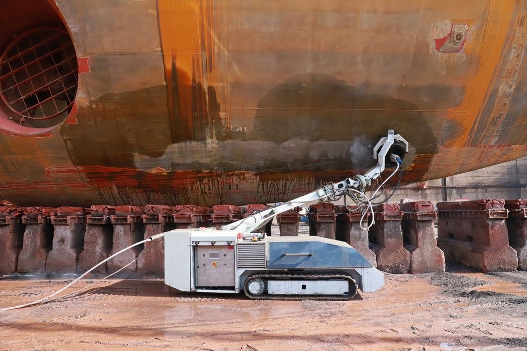 Удаление ржавчины с бортов судна, антикоразийная обработка с использование роботов